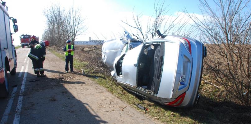 Wypadek pod Angowicami. Mercedes dachował i skosił drzewa