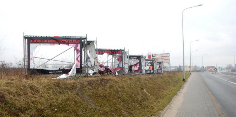 Antyaborcyjne banery z ulicy Tucholskiej znów zostały zniszczone