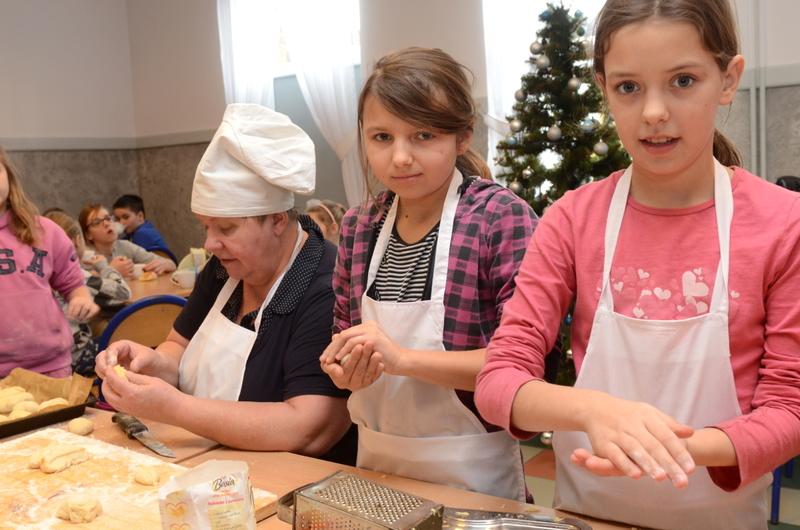Dzieciaki piekły hot dogi
