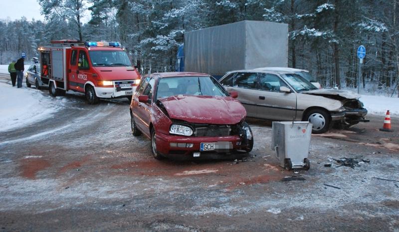 Zderzenie trzech aut pod Powałkami (FOTO)