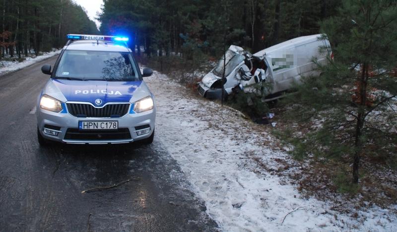 Dostawczy fiat rozbił się na drzewach (FOTO, AKTUALIZACJA)