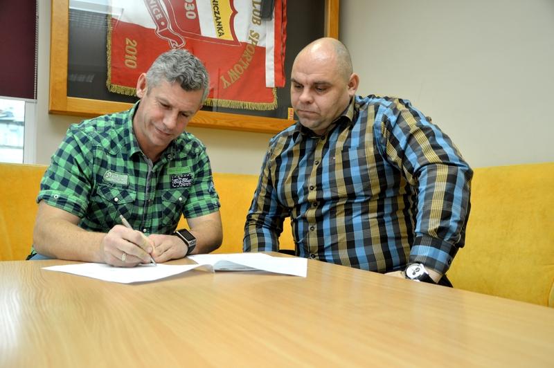 Chojniczanka oficjalnie z nowym trenerem. Piotr Gruszka podpisał kontrakt