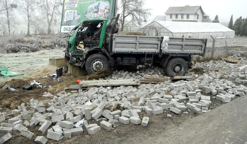 Zderzenie w Klawkowie. Kostka wysypała się na drogę (ZDJĘCIA)