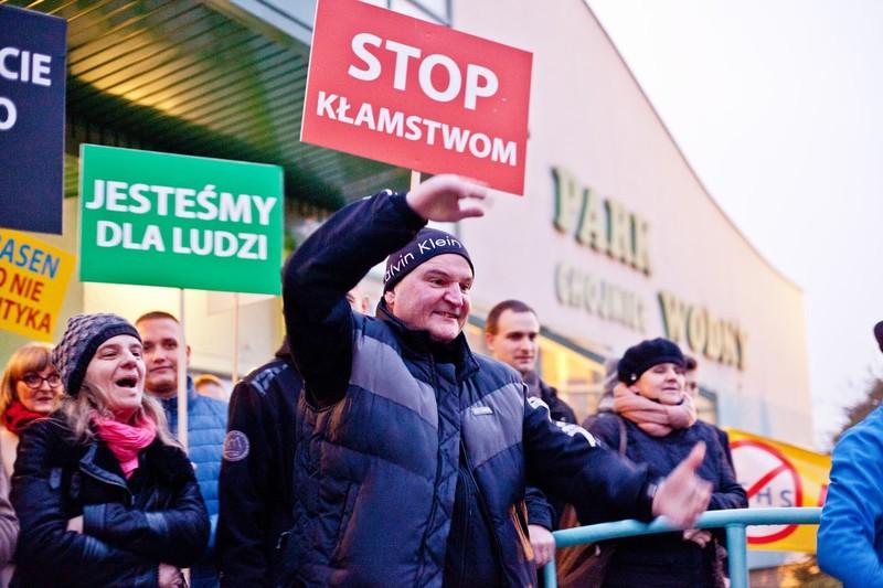 Pikieta i antypikieta pod chojnickim Parkiem Wodnym (GALERIA)