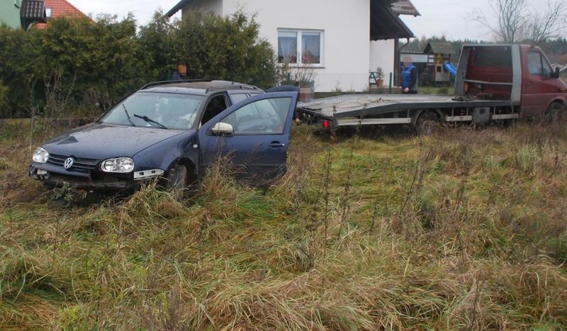 Golf wyleciał z drogi i dachował (FOTO)