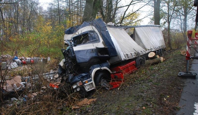 Tir roztrzaskał się na drzewach (FOTO)