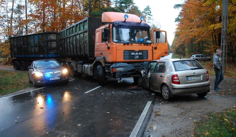 Kobieta z dzieckiem w szpitalu po zderzeniu z ciężarówką (FOTO)