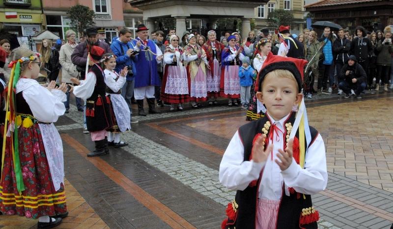 Na chojnickim rynku zatańczyli krakowiaka  (GALERIA)
