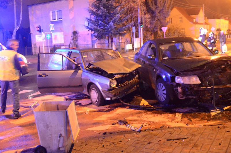 Dwie osobówki zderzyły się na skrzyżowaniu (FOTO)