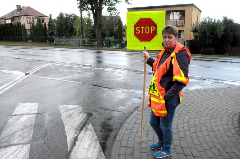 Pani Marzena przeprowadza dzieci przez jezdnię