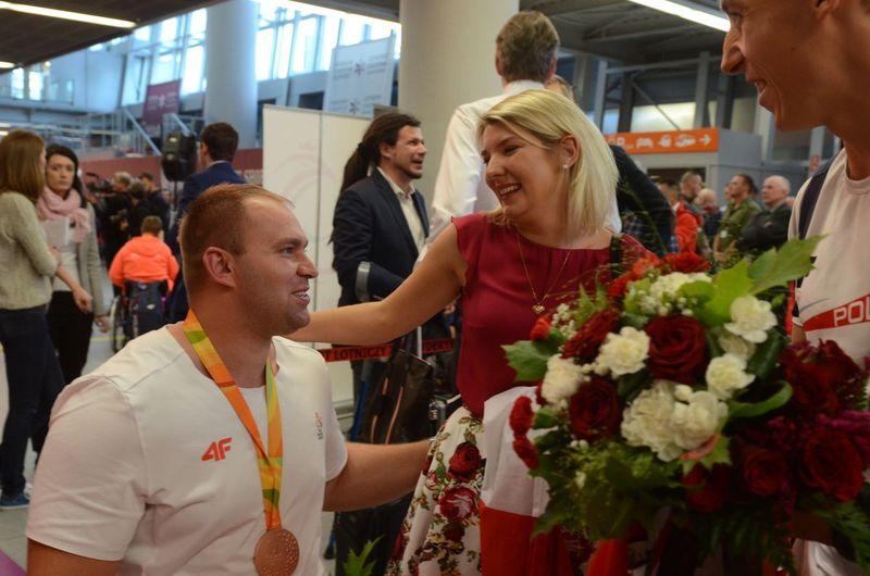 Lech Stoltman już w kraju. Brązowego medalistę witała żona i kibice