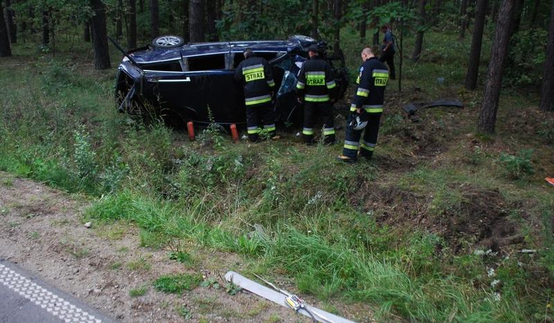 Volkswagen rozbił się w przydrożnym rowie (FOTO)