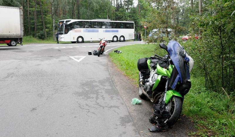 Zderzenie autobusu i dwóch motocykli na drodze 22 (FOTO)
