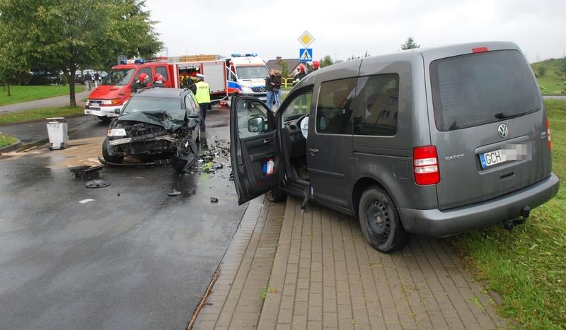 Czołowe zderzenie dwóch aut w Chojnicach (FOTO)