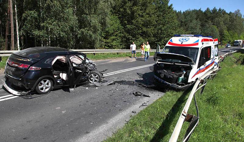 Poważny wypadek karetki i osobówki na drodze z Chojnic do Brus (GALERIA)