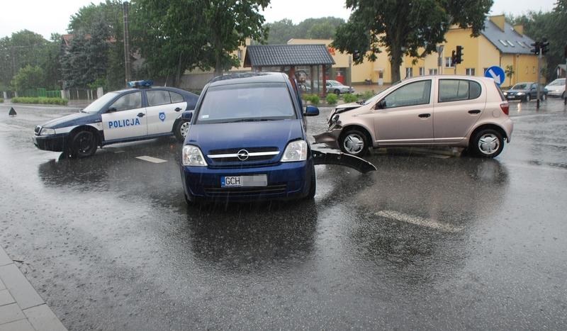 Zderzenie dwóch osobówek na skrzyżowaniu w Czersku (FOTO)