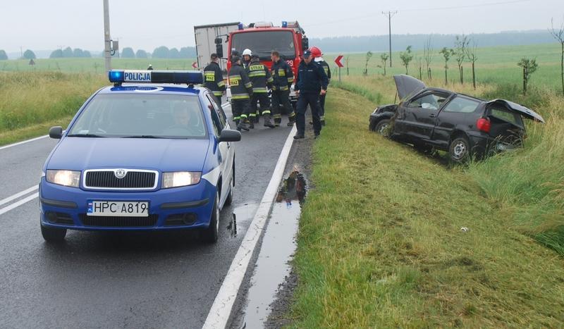 Dachowanie na drodze 25 w Zamartem (FOTO)