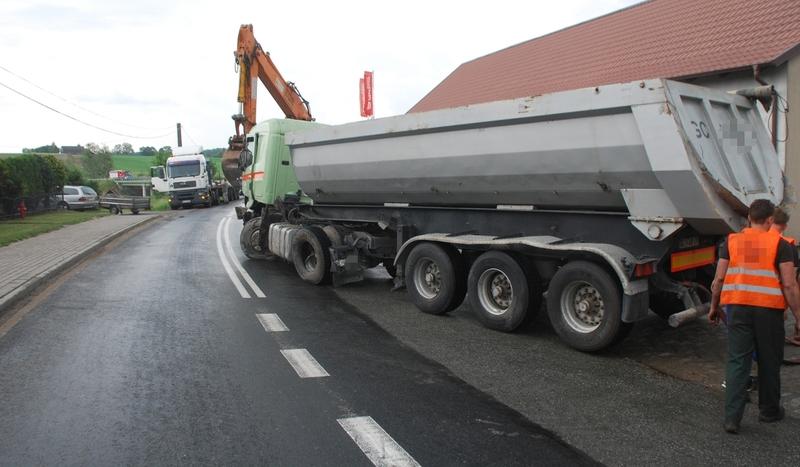 Kolizja dwóch ciężarówek w Ciecholewach (FOTO)