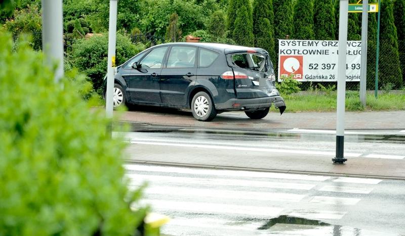 Kolizja w Chojnicach. Ciężarówka zderzyła się z osobówką (ZDJĘCIA)