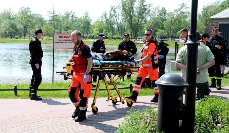Ratownicy wyciągnęli ze stawu mocno pijanego mężczyznę (FOTO)