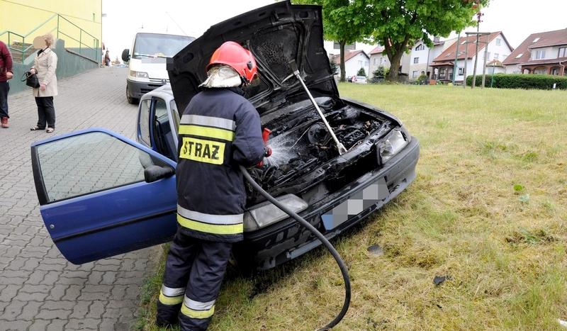 Pożar samochodu na ulicy Wyszyńskiego w Chojnicach (FOTO)