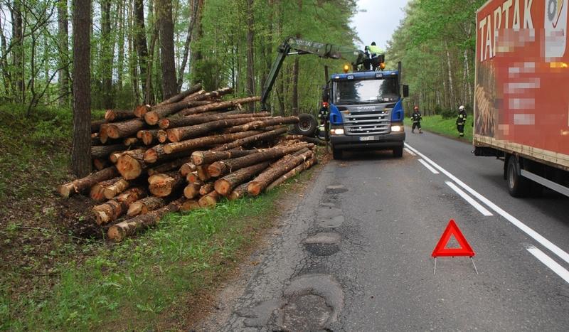 Ładunek spadł z przyczepy ciężarówki (FOTO)