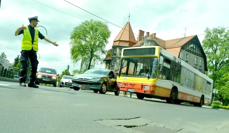 Utrudnienia na Dworcowej w Chojnicach. Osobówka uderzyła w autobus (ZDJĘCIA)