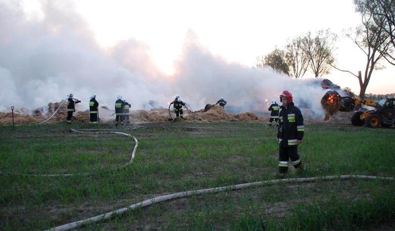 Duży pożar słomy w Czartołomiu (GALERIA)