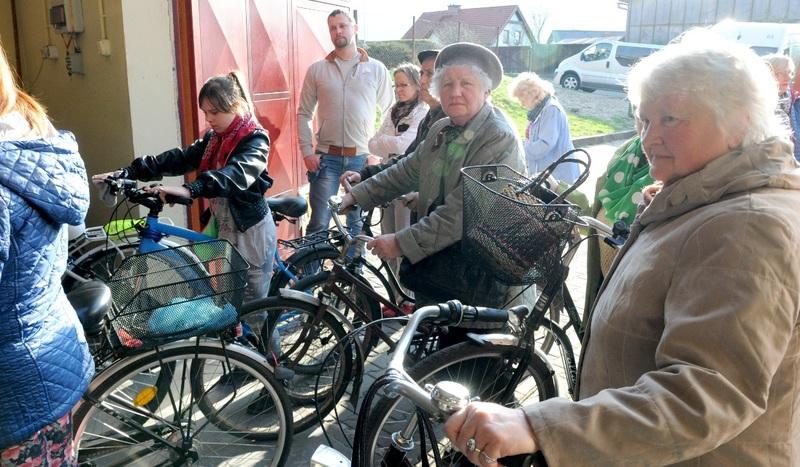 W Łęgu rozmawiali o bezpieczeństwie i znakowali rowery (GALERIA)