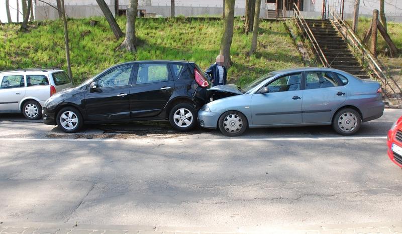 Skasował tył auta przed nim (FOTO)
