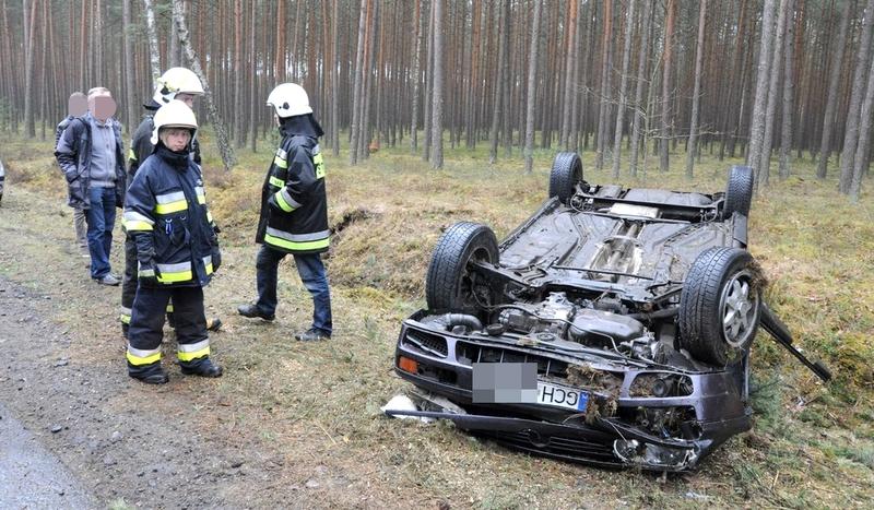 Dachowała na śliskiej drodze koło Czerska (FOTO)