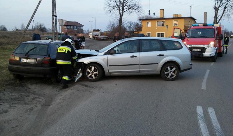 Zderzenie osobówek na ostrym zakręcie (FOTO)