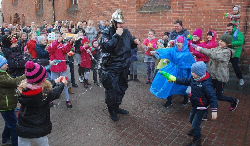 Śmigus-dyngus pod kościołem w Czersku (FOTO)