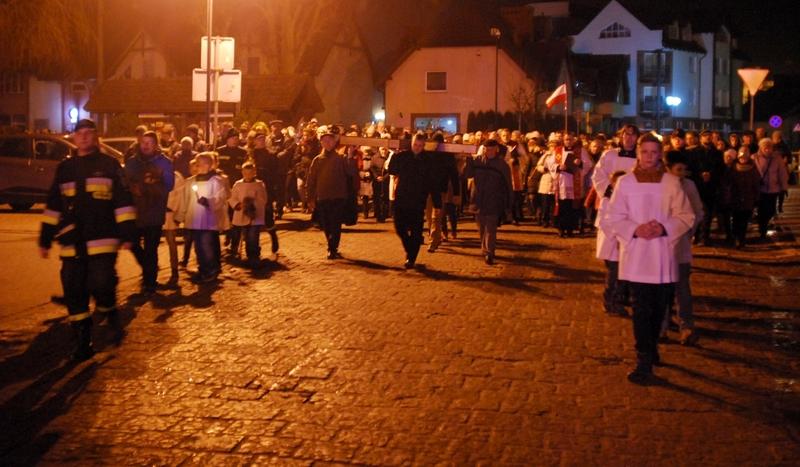 Za krzyżem przeszli ulicami Czerska (GALERIA)