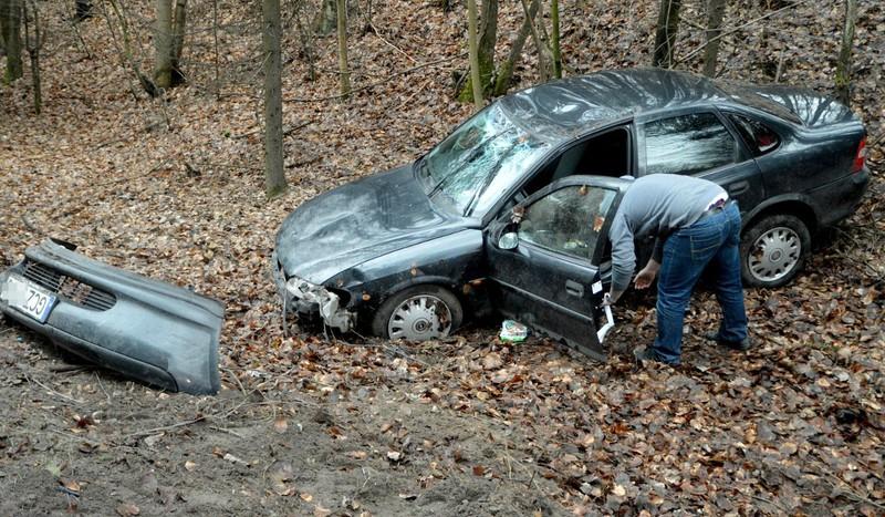 Kolizja na drodze z Chojnic do Bytowa. Opel wypadł z drogi (ZDJĘCIA)