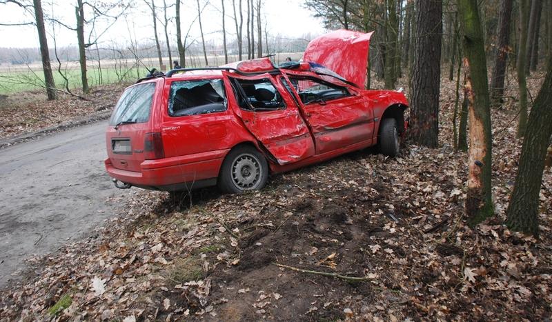 Młody kierowca uderzył golfem w drzewo (FOTO)