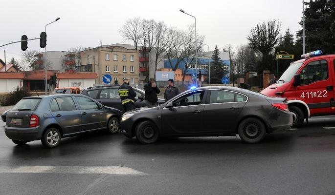 Zderzenie aut na krzyżówce (FOTO)
