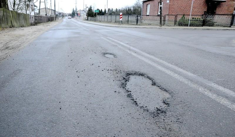 Duże dziury w nowej drodze w Łęgu