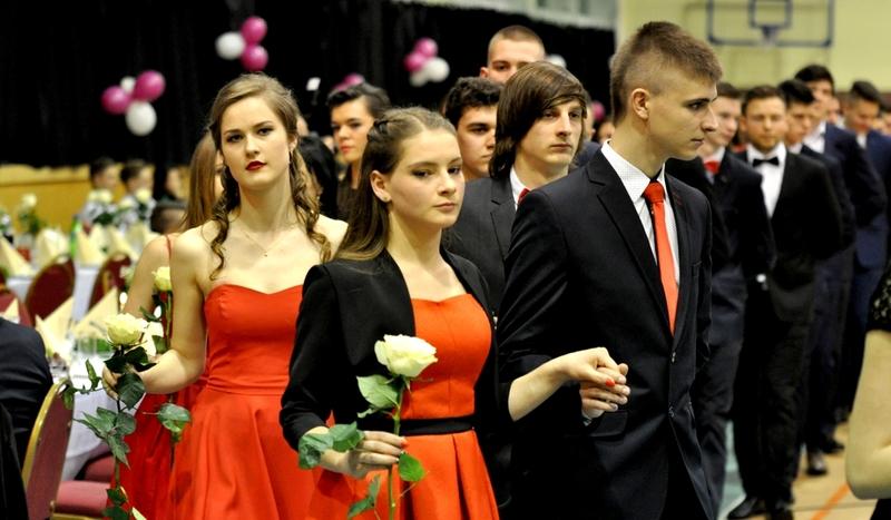 Studniówka uczniów z Liceum Ogólnokształcącego im. Filomatów Chojnickich (GALERIA,