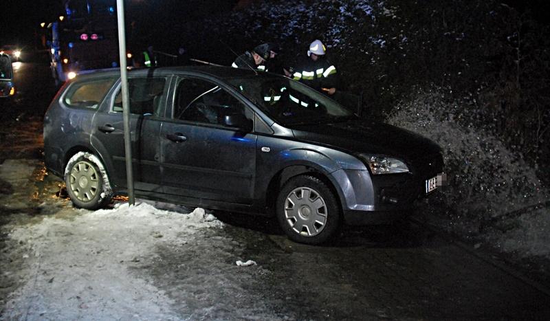 Auto ścięło hydrant. Woda lała się na berlinkę i podwórka (FOTO)