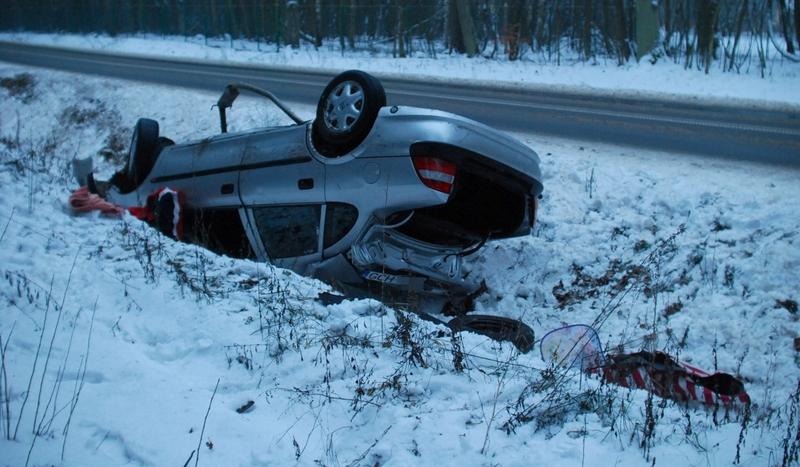 Opel dachował w Listewce (FOTO)