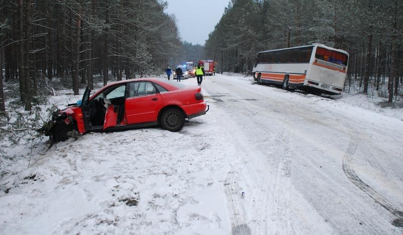 Audi uderzyło w autobus z dziećmi (FOTO)