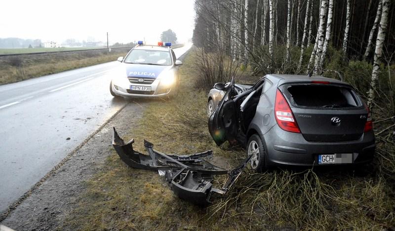Kolizja w Żabnie. Auto zatrzymało się na drzewach (ZDJĘCIA)