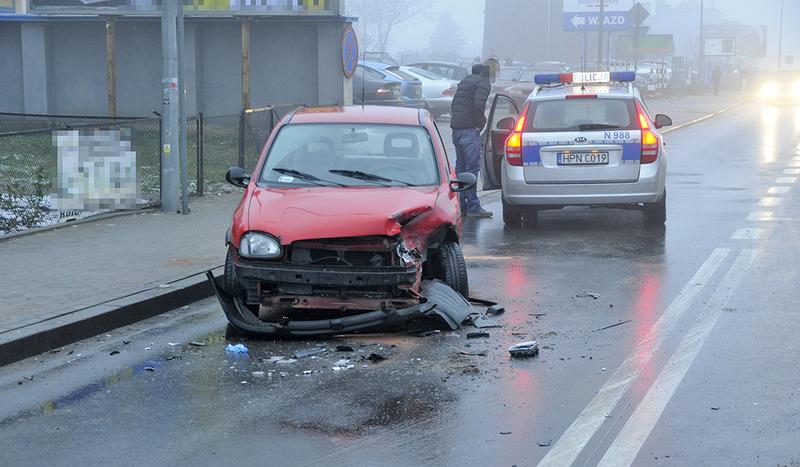 Zderzenie na rondzie Wyszyńskiego w Chojnicach (FOTO)
