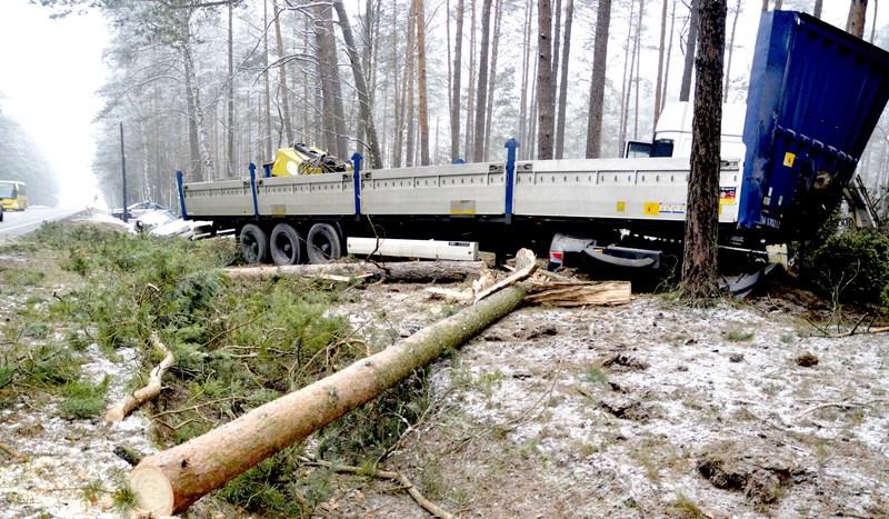 Kolizja między Rytlem i Gutowcem. Tir zahaczył o mazdę (ZDJĘCIA)