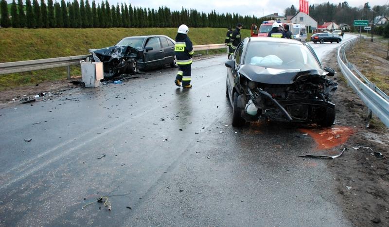 Wypadek w Ciecholewach. Dwie osoby w szpitalu (FOTO)