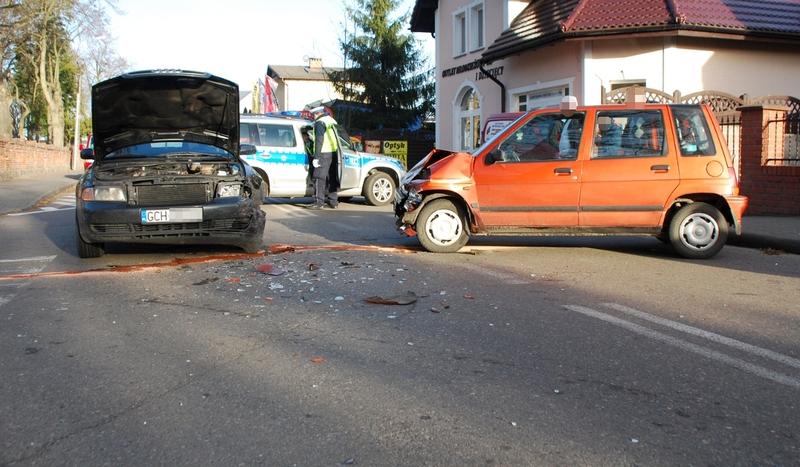 Kolizja dwóch osobówek w Czersku (FOTO)