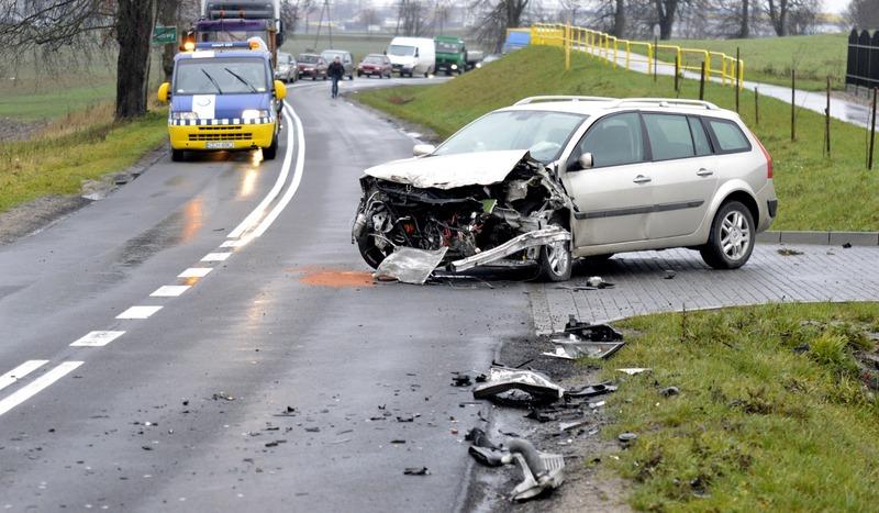 Dwa auta zderzyły się na drodze z Chojnic do Lichnów. Sprawca był pijany (ZDJĘCIA)