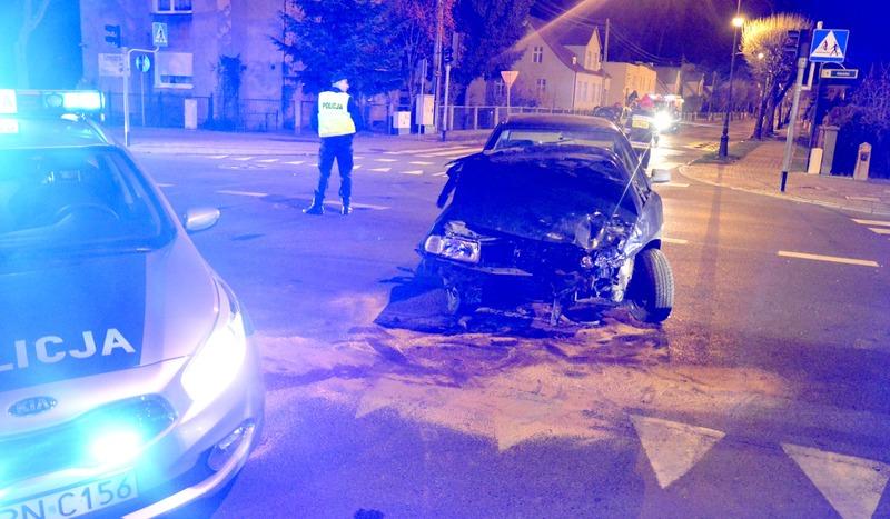 Kolizja w Chojnicach. Dwie osobówki zderzyły się na skrzyżowaniu (ZDJĘCIA)