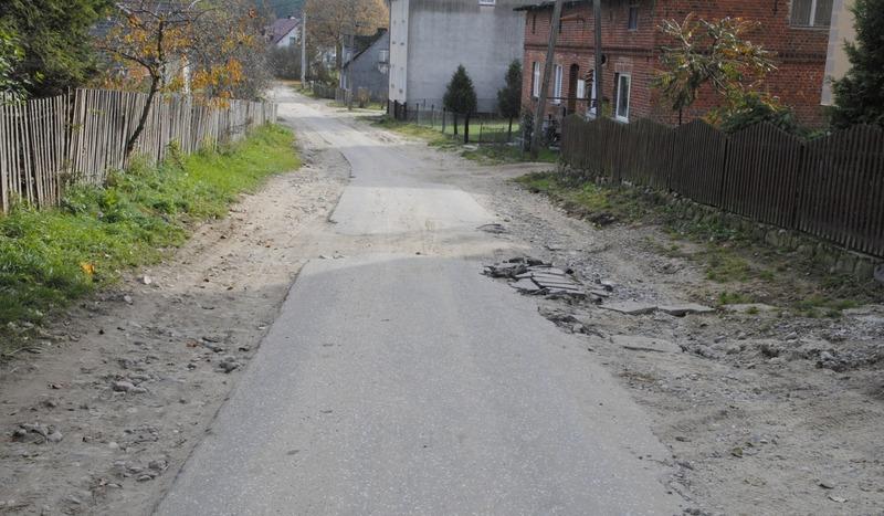 Zdewastowana ulica w Małym Gliśnie (FOTO)